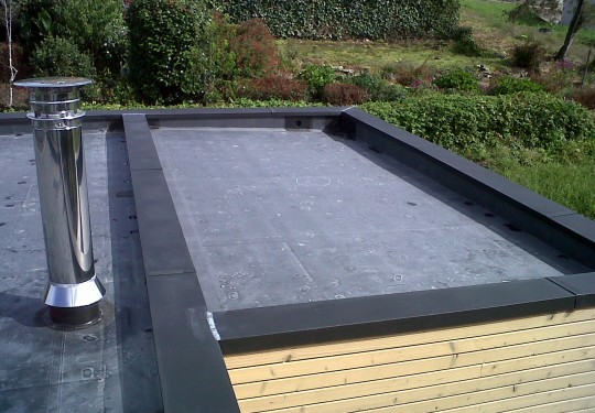 Etanchéité EPDM sur plancher bois + isolation 240mm (R=10m².k/W) + Bardage & toiture Zinc anthracite